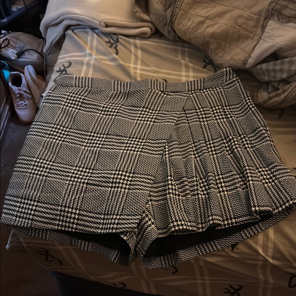Skies Are Blue Black and White Pleated Skorts